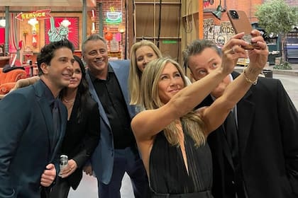 Jennifer Aniston, Courteney Cox, Lisa Kudrow, Matt LeBlanc, Matthew Perry y David Schwimmer volvieron a juntarse en la reunión de Friends
