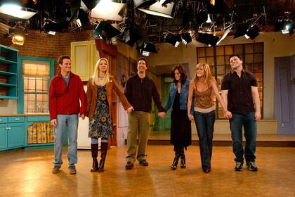 Jennifer Aniston, David Schwimmer, Lisa Kudrow, Matthew Perry, Matt Leblanc y Courteney Cox en el último episodio de Friends, que se emitió el 6 de mayo 2004