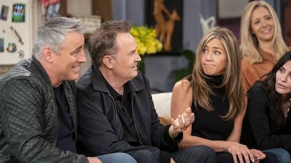 Jennifer Aniston eligió un jersey de cuello polera y sin mangas como los que solía usar su personaje Rachel Green.