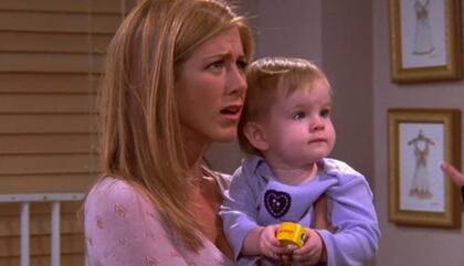 Jennifer Aniston en el papel de Rachel Green junto a Emma, la hija que tuvo con Ross en la serie