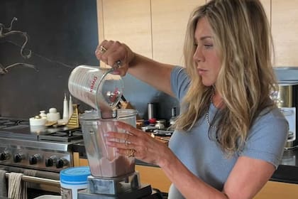 Jennifer Aniston reveló que solo ingiere líquidos por la mañana, como jugos y café