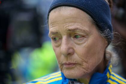 Jennifer Black, de 71 años, habla de su experiencia en el Maratón de Boston 2013 en el décimo aniversario del atentado el sábado 15 de abril del 2023. (AP Foto/Reba Saldanha)
