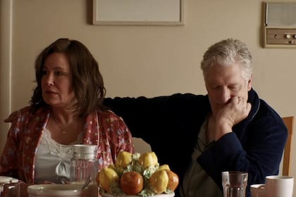 Jennifer Coolidge y Clancy Brown en Hermosa venganza