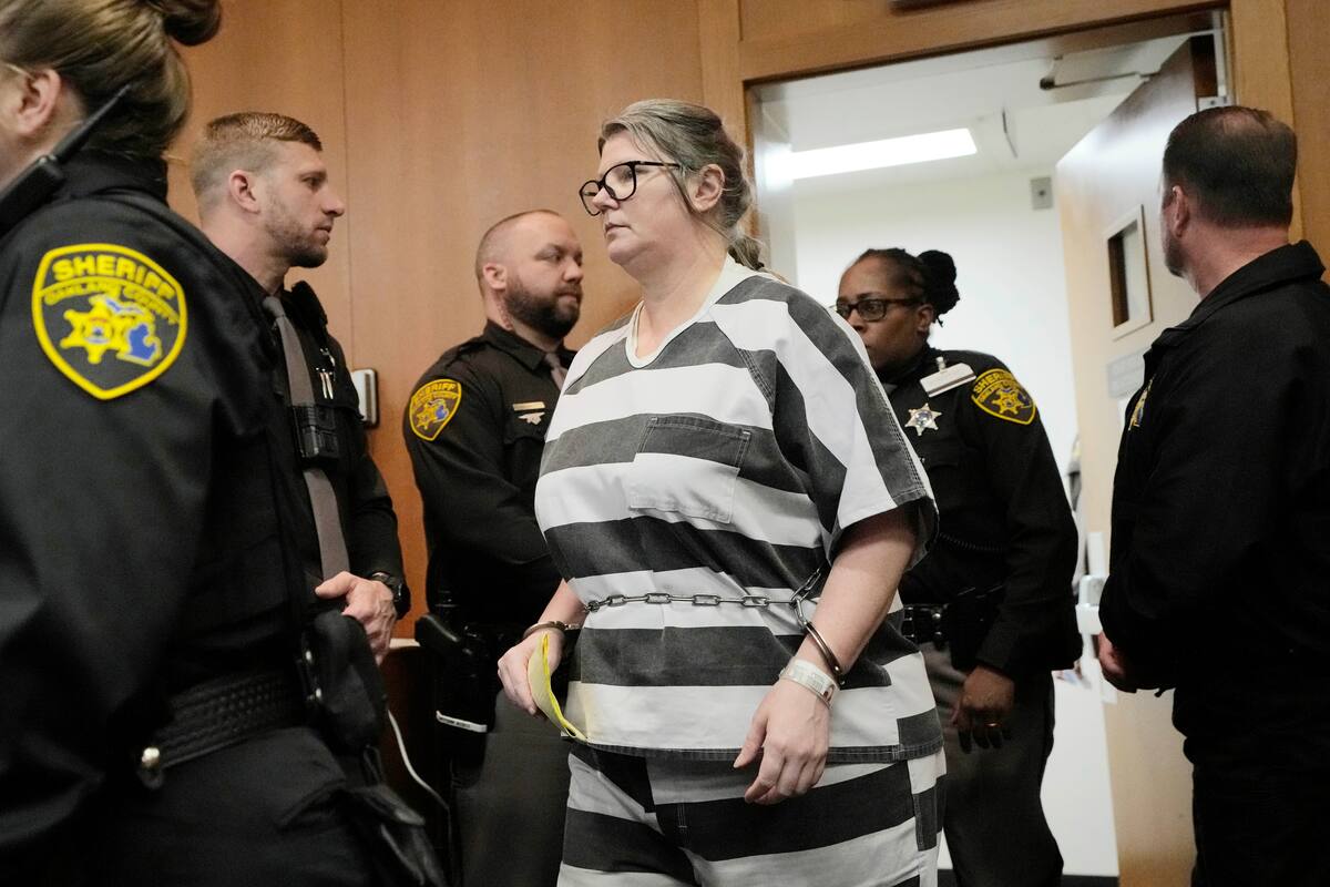 Jennifer Crumbley llega para su sentencia, el martes 9 de abril de 2024, en Pontiac, Michigan. Por primera vez en EEUU, condenan a prisión a unos padres por un tiroteo masivo en una escuela. James y Jennifer Crumbley fueron sentenciados por homicidio involuntario por su papel en el ataque a tiros donde su hijo adolescente mató a tiros a cuatro estudiantes en Oxford High School en 2021. (Foto AP/Carlos Osorio)