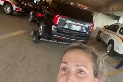 Jennifer cuando encontró el auto robado, a punto de ser remolcado por la grúa