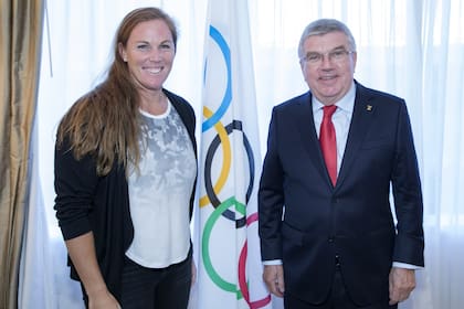 Jennifer Dahlgren, junto con el presidente del COI, Thomas Bach