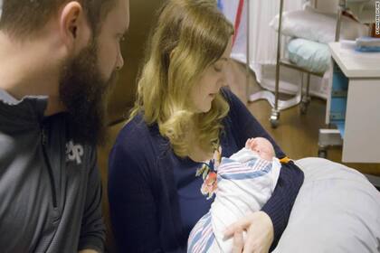 Jennifer Gobrecht es la segunda mujer en Estados Unidos en convertirse en madre gracias al trasplante de útero de una donante muerta. Fuente: CNN.