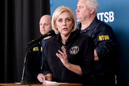 Jennifer Homendy, presidenta de la Junta Nacional de Seguridad en el Transporte (NTSB), habla en una conferencia de prensa en el Aeropuerto Nacional Ronald Reagan de Washington en Arlington, Virginia, al día siguiente de que un avión de American Airlines colisionara con un helicóptero del Ejército y se precipitara al río Potomac, el jueves 30 de enero de 2025