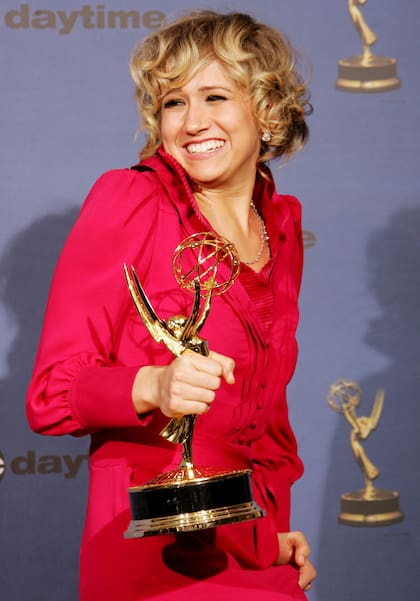 Jennifer Landon con uno de sus Emmy por su trabajo en la pantalla chica