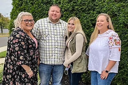 Jennifer Lannon, segunda desde la derecha, con su hermano Chris Whitman, segundo desde la izquierda, y sus hermanas Sarah Whitman, extrema izquierda, y Kim Bermudez