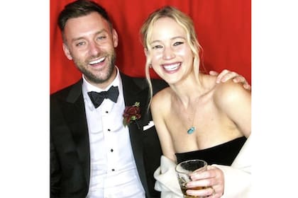Jennifer Lawrance y su esposo, felices, celebrando su amor