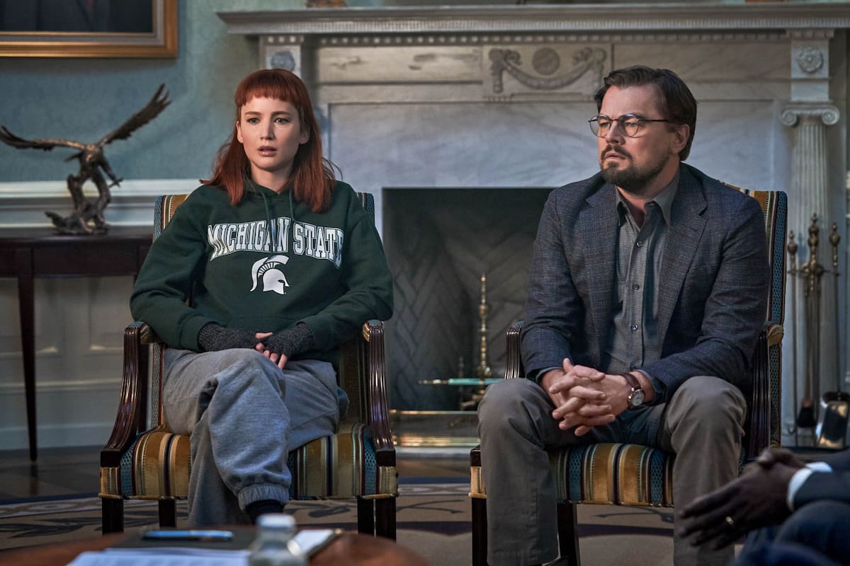 Jennifer Lawrence, como Kate Dibiasky, y Leonardo DiCaprio, como el doctor Randall Mindy, en una escena de "Don't Look Up"