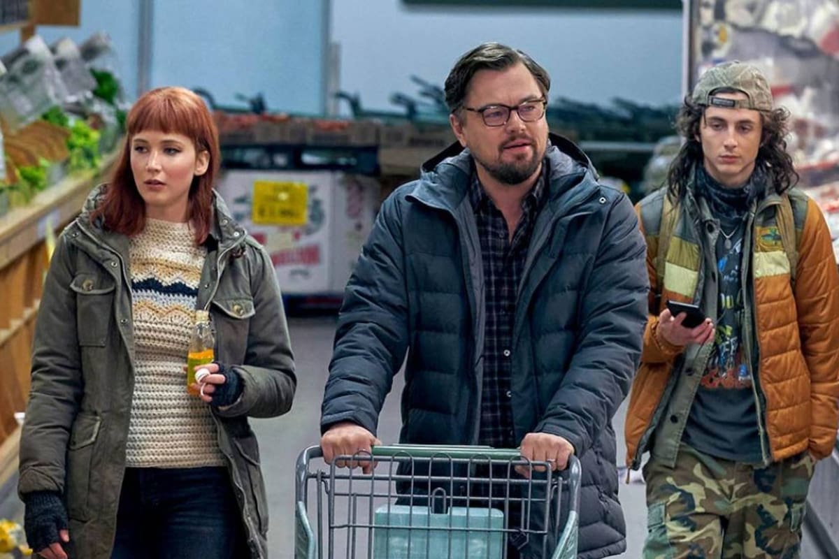Jennifer Lawrence junto a Leonardo DiCaprio y Timothée Chalamet en No mires arriba