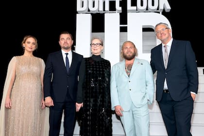 Jennifer Lawrence, Leonardo DiCaprio, Meryl Streep y Jonah Hill posan junto a Adam McKay, director de "No Mires Arriba", que fue denunciado por presuntamente haber plagiado una novela para escribir la película producida por Netflix