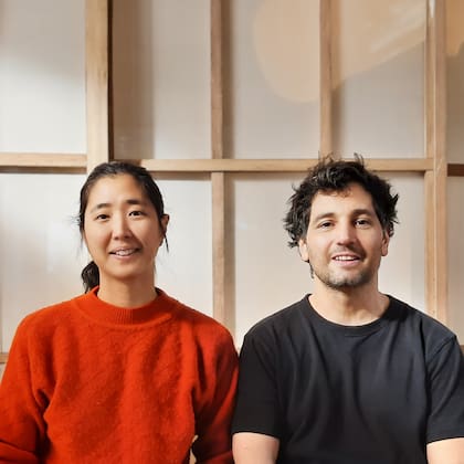 Jennifer Lee y Félix Raspall, arquitectos y creadores del único hanok en la Argentina