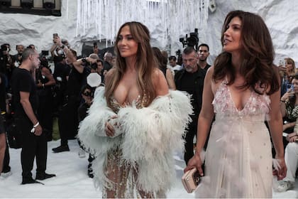 Jennifer Lopez asistió al desfile de la colección de Alta Costura otoño-invierno 2026/2027 de Celia Kritharioti durante la Semana de la Moda de París. La estrella deslumbró con un vestido bordado con cristales y transparencias, de profundo escote, que completó con un imponente abrigo de plumas blancas