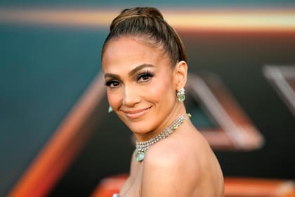 Jennifer Lopez, de la película "Atlas", posa en el estreno de la película de Netflix en el Egyptian Theatre, el lunes 20 de mayo de 2024, en Los Ángeles. (Foto AP/Chris Pizzello)