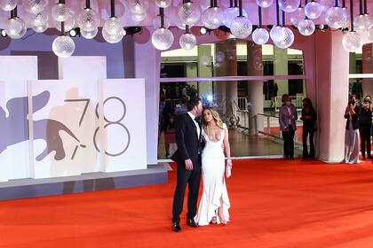 Jennifer Lopez, derecha, y Ben Affleck posan a su llegada al estreno de “The Last Duel” en la 78ª edición del Festival Internacional de Cine de Venecia en Venecia, Italia, el 10 de septiembre de 2021. (Foto Joel C Ryan/Invision/AP)