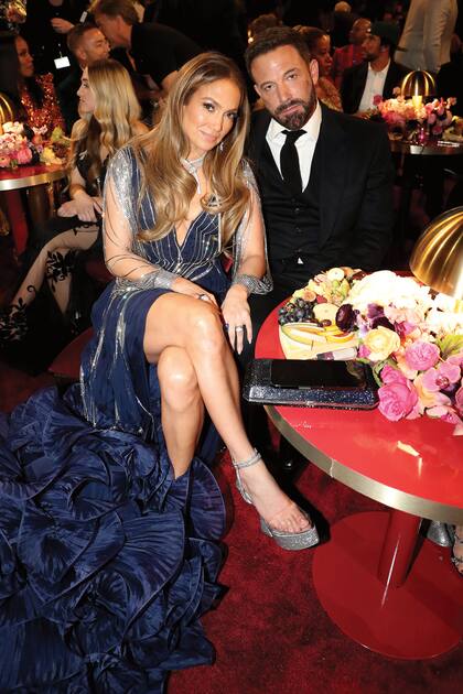 Jennifer Lopez dijo presente en la Crypto.com Arena junto a Ben Affleck. La cantante y actriz impactó con un diseño Gucci azul noche con transparencias, que combinó con plataformas plateadas y joyas con diamantes de Bvlgari.