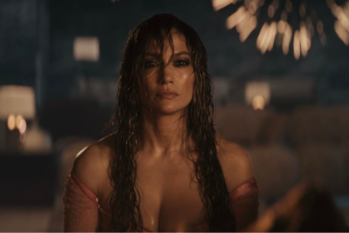 Jennifer Lopez en This Is Me...Now, una secuencia del film autorreferencial disponible en Amazon Prime Video