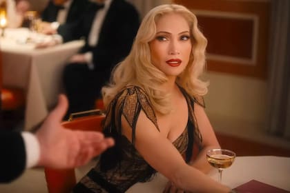 Jennifer Lopez es la última encarnación en cine de Aurora, en la versión de 2025 dirigida por Bill Condon