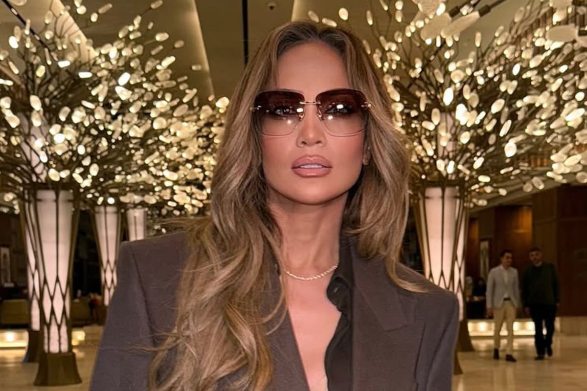 Jennifer Lopez estuvo en Dubai y causó furor con un elegante y sofisticado outfit monocromático (Foto: Instagram @jlo)