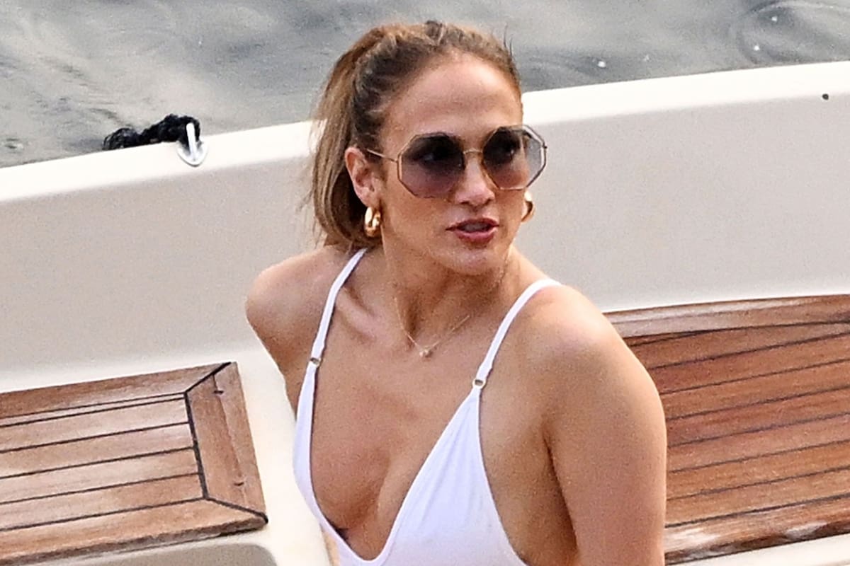 Jennifer Lopez fue fotografiada en sus "vacaciones de soltera" por la Costa Amalfitana