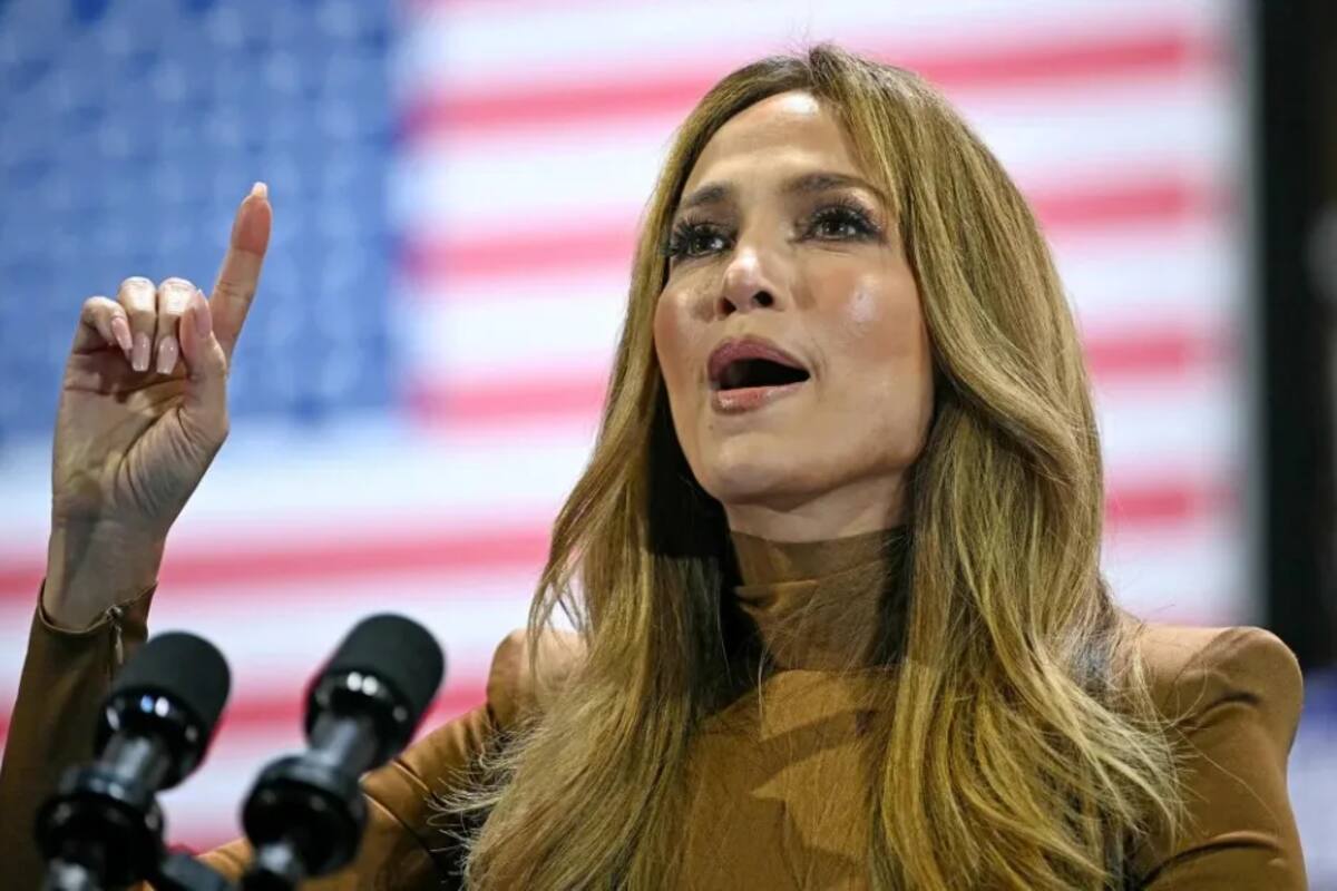 Jennifer Lopez habla durante un mitin de campaña de la candidata presidencial demócrata y vicepresidenta de EE.UU., Kamala Harris, en el anfiteatro Craig Ranch, en Las Vegas, Nevada, el 31 de octubre de 2024.