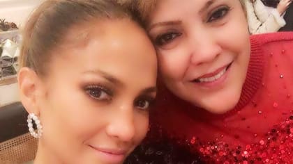 Jennifer López junto a su mamá