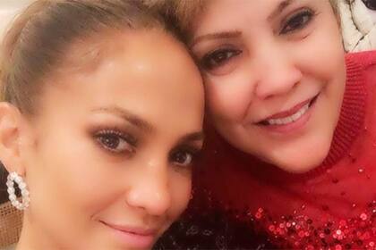 Jennifer López junto a su mamá