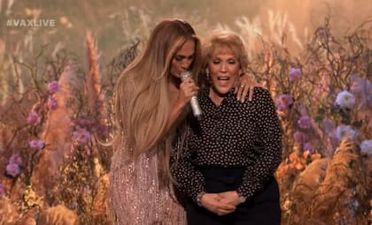 Jennifer López junto a su mamá, en el concierto Vax Live