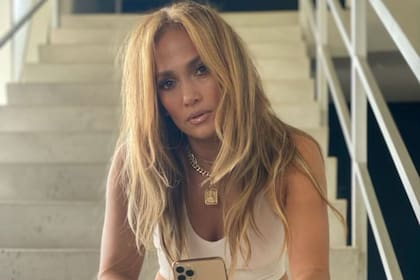 Jennifer Lopez mostró en un video cómo entrenó sus abdominales para la película Marry Me que estrenó en 2022