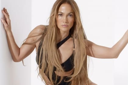 Jennifer Lopez publicó una nueva campaña de fotografías con la que también festejó sus 53 años