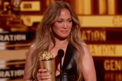 Jennifer López rompió en llanto al recibir su premio en los MTV Awards y mencionó a su prometido, Ben Affleck