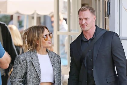 Jennifer Lopez salió de paseo y todas las miradas se posaron en el hombre que la acompañó