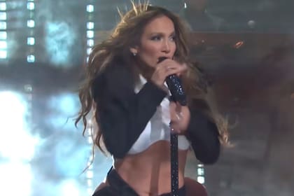 Jennifer Lopez superó desagradables críticas y un drama con sus extensiones durante su presentación en Saturday Night Live!