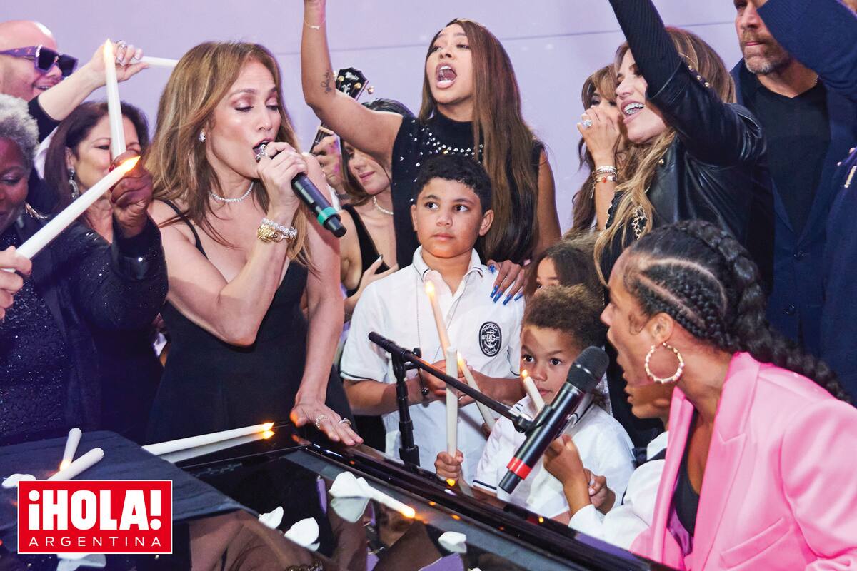 Jennifer Lopez y Alicia Keys cantaron el tema “No One” en el tributo a Ridinger el 8 de octubre en Miami.
