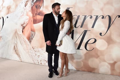 Jennifer Lopez y Ben Affleck asisten a una función especial de "Marry Me", el 8 de febrero de 2022, en el DGA Theater de Los Ángeles. (Foto de Jordan Strauss/Invision/AP, archivo)