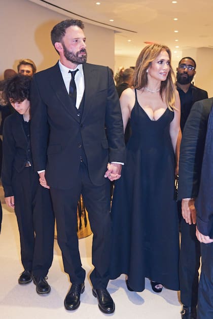 Jennifer López y Ben Affleck asistieron al evento vestidos de negro al evento "JR Ridinger Celebration Of Life", celebrado en el Faena Forum de Miami.