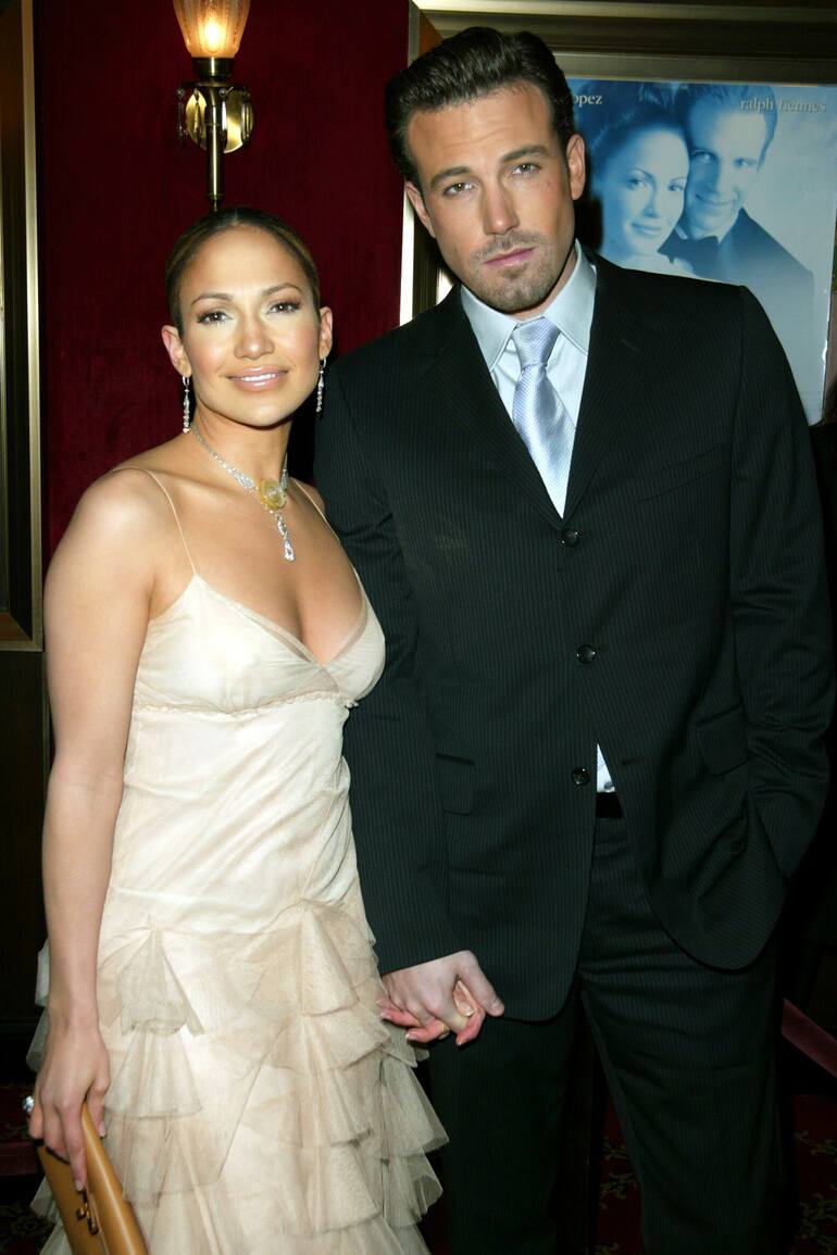 Jennifer Lopez y Ben Affleck llegan al estreno de "Maid in Manhattan" en el Teatro Ziegfeld de Nueva York el 8 de diciembre de 2002.