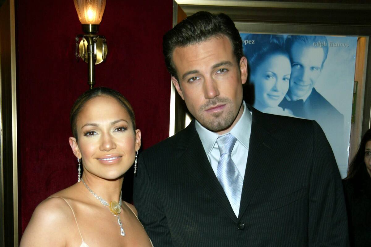 Jennifer Lopez y Ben Affleck llegan al estreno de "Maid in Manhattan" en el Teatro Ziegfeld de Nueva York el 8 de diciembre de 2002.