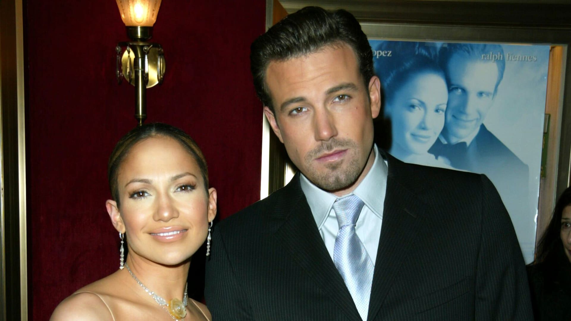 Jennifer Lopez y Ben Affleck llegan al estreno de "Maid in Manhattan" en el Teatro Ziegfeld de Nueva York el 8 de diciembre de 2002.