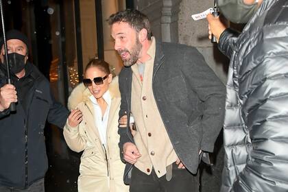 Jennifer Lopez y Ben Affleck salen juntos, durante una noche lluviosa en la ciudad de Nueva York