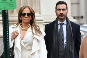 Jennifer Lopez y Brett Goldstein, durante el rodaje que comenzó la ola de rumores