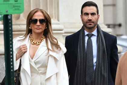 Jennifer Lopez y Brett Goldstein, durante el rodaje que comenzó la ola de rumores
