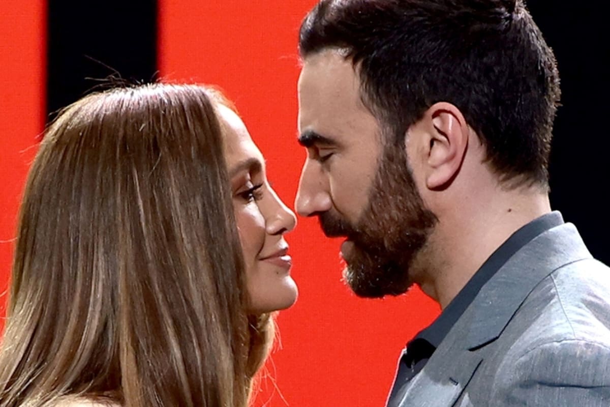 Jennifer Lopez y Brett Goldstein, radiantes y cómplices en la alfombra roja