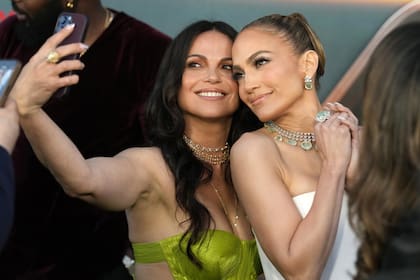 Jennifer Lopez y una divertida selfie con su compañera de elenco Lana Parrilla