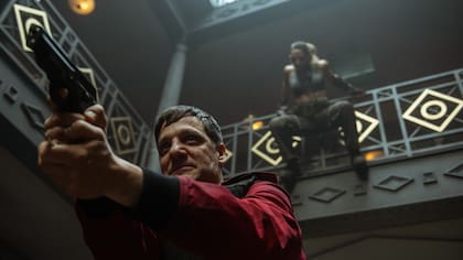 Jennifer Miranda, de fondo, en la piel de Arteche, durante una escena de "La casa de papel"; en primer plano, el actor argentino Rodrigo de la Serna