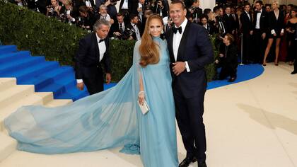 Jennifer se mostró con su pareja