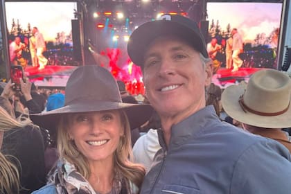 Jennifer Siebel Newsom también interpretó la situación como una represalia política y aseguró que tanto ella como su esposo continuarán enfrentando públicamente al presidente